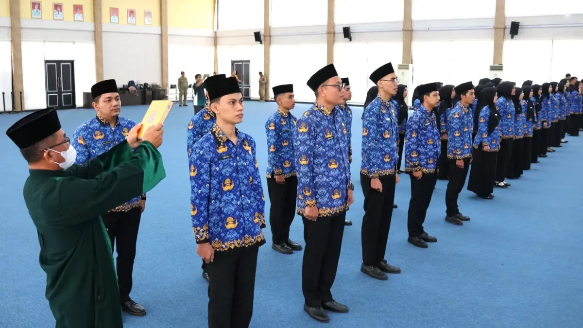 Para PNS yang baru dilantik saat diambil sumpah di aula Kantor Bupati Bintan, Bintan Buyu, Senin (13/7/2026). F.Zoko untuk Batam Pos