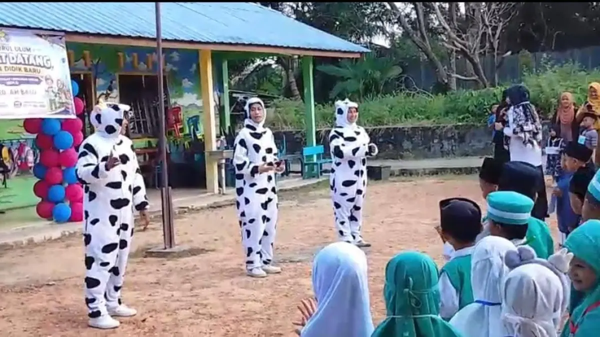 Para siswa RA Bahrul Ulum mengikuti MPLS yang dilaksanakan di lingkungan sekolah, Senin (13/7/2026). F.Marto untuk Batam Pos