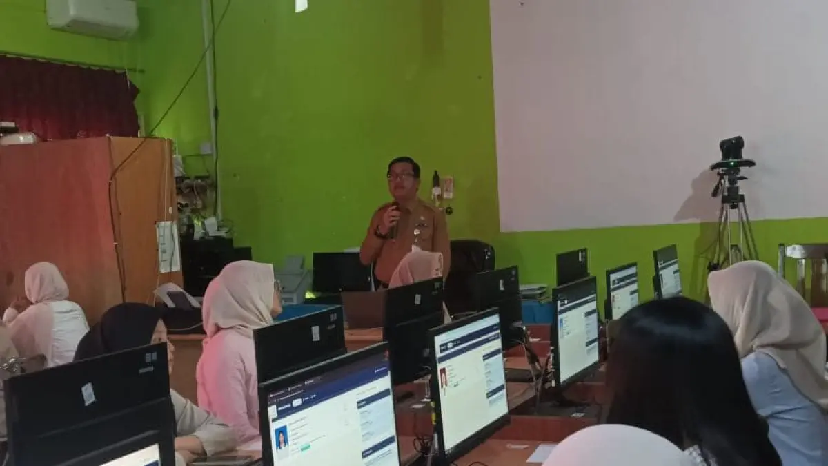 Pemkab Natuna menfasilitasi kegiatan Pengarahan Persiapan Seleksi Ujian Universitas Pertamina yang berlangsung di Laboratorium Komputer SMAN 1 Bunguran Timur, Ranai, Selasa (14/7). F. ist.