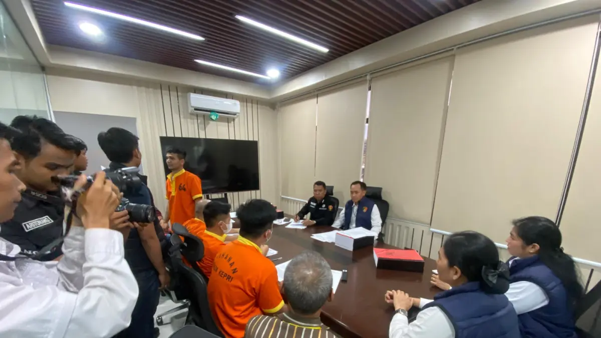 Tim Polda Kepulauan Riau resmi melimpahkan empat tersangka kasus dugaan penganiayaan yang menewaskan Bripda Natanael Simanungkalit beserta barang bukti ke Kejaksaan Negeri Batam, Senin (13/7/2026) siang kemarin. F Humas Polda Kepri untuk Batam Pos