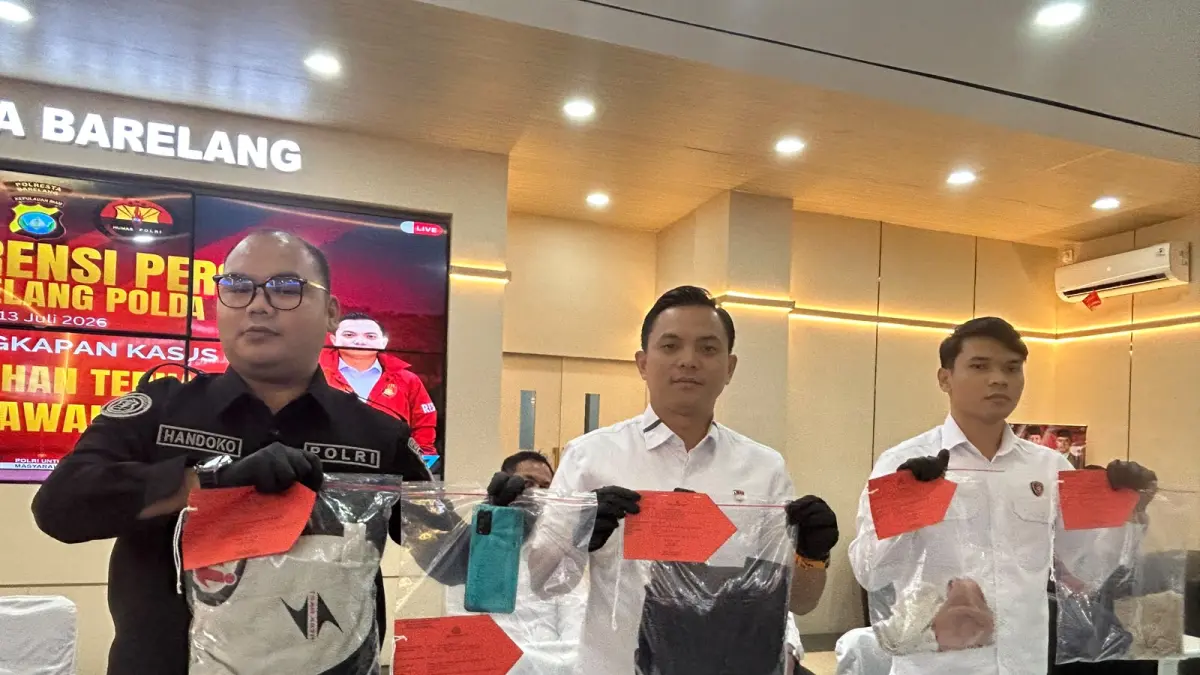 Kasatreskrim Polresta Barelang, Kompol M. Debby Tri Andrestian (tengah) bersama Kanit PPA Iptu Hudan (kiri) dan perwakilan Humas Polresta Barelang mengungkap Perkara Tindak Pidana Persetubuhan Anak di Bawah Umur yang dilakukan MSM di Mapolresta Barelang, Senin (13/7/2026). F Chahaya Simanjuntak/Batam Pos