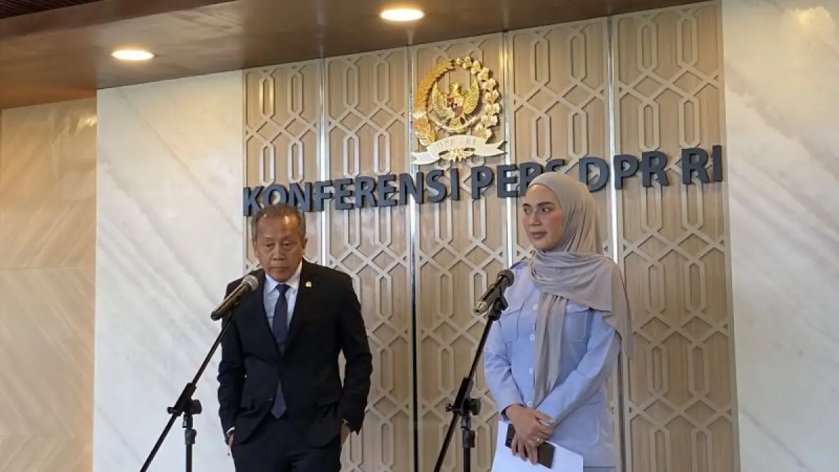 Wakil Ketua DPR RI Saan Mustopa menyampaikan keterangan kepada pers di Gedung DPR, Jakarta, Selasa (14/7/2026). (ANTARA/Fath Putra Mulya)

