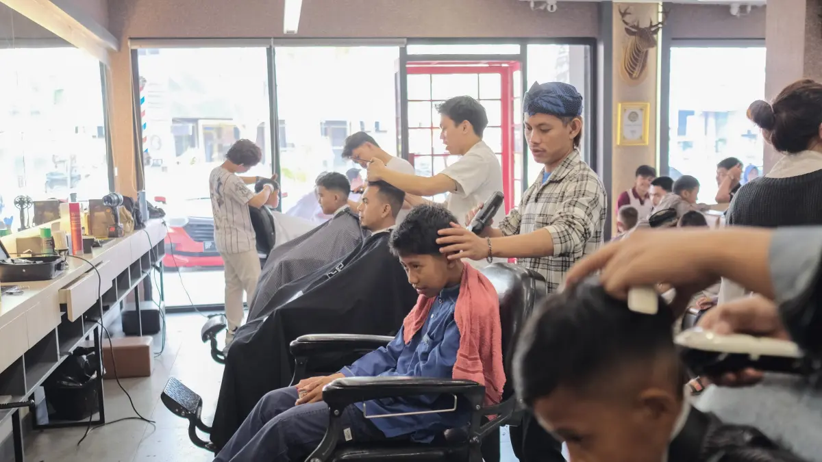 Anak panti asuhan mendapatkan pelayanan pangkas rambut dari barber. F. Dokumentasi Starsbox Barbershop