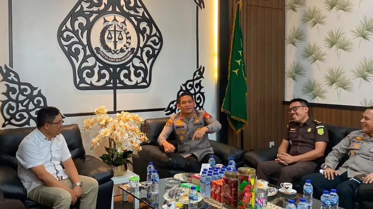 Kapolres Bintan, AKBP Argya Satrya Bhawana saat melakukan pertemuan dengan Kajari Bintan, Rusmin di Kantor Kejaksaan Negeri (Kejari) Bintan di Bintan Buyu, Selasa (14/7/2026). F.Suriya untuk Batam Pos