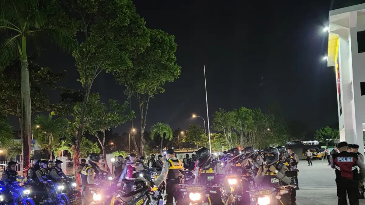 Polda Kepri menggelar patroli skala besar Blue Light di Kota Batam, Selasa (14/7) malam.