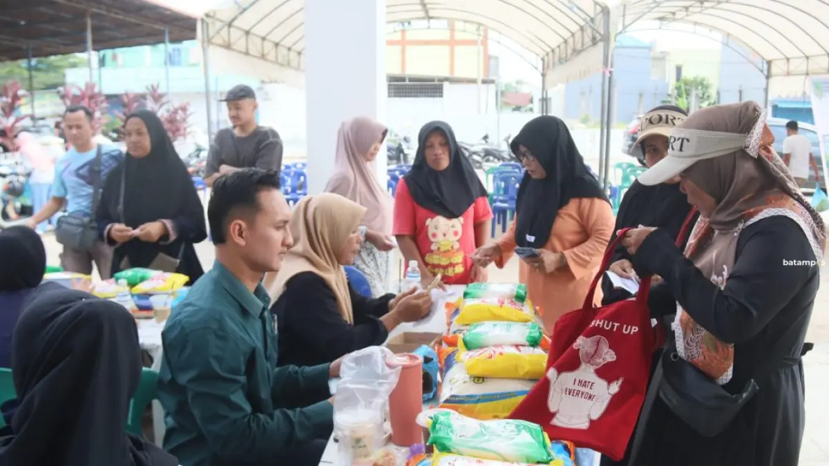 Sejumlah warga membeli sembako di pasar murah yang digelar oleh Disperindag Pemko Batam di Kecamatan Bengkong, Selasa (14/7). F.Cecep Mulyana/Batam Pos