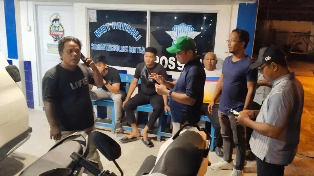 Situasi sempat memanas antara sopir taksi Grab Car dan taksi pangkalan di sekitar Pelabuhan Tanjunguban, Bintan, Minggu (12/7/2026) malam. F. Wisuda untuk Batam Pos
