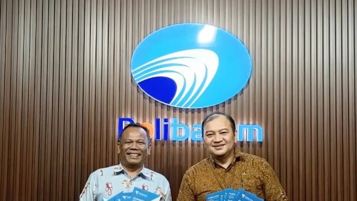 Direktur Polibatam, Ir. Bambang Hendrawan (kanan), dan Direktur Poltevara, Dr. Ir. Fandy Iood, usai membahas rencana kerja sama pendidikan vokasi yang akan dituangkan dalam nota kesepahaman (MoU) guna memperkuat pengembangan SDM di bidang konstruksi dan infrastruktur. Foto: Istimewa