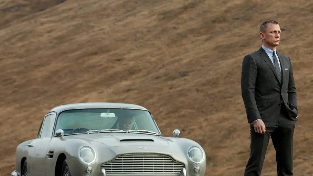 Aston Martin DB5 (1964) dalam film James Bond. (007.com)