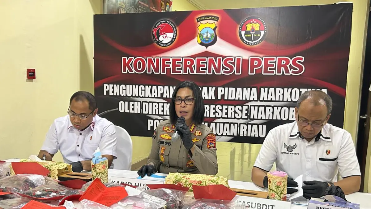 Konferensi pers pengungkapan tindak pidana narkotika oleh Dirresnarkoba Polda Kepri yang disampaikan Kabid Humas Polda Kepri, Kombes Nona Pricillia Ohei, Rabu (15/7/2026). F Chahaya Simanjuntak/Batam Pos