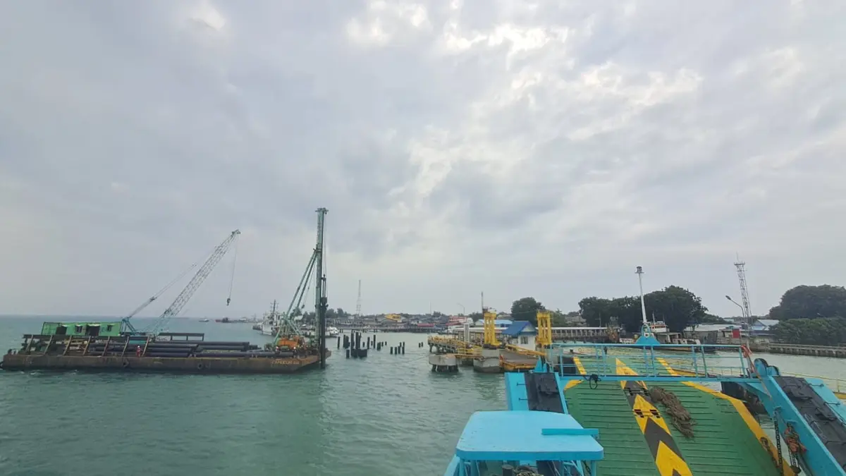 Pekerjaan tiang pancang dermaga 2 Pelabuhan ASDP Tanjunguban menggunakan alat crane di atas tongkang. F.Slamet Nofasusanto/Batam Pos