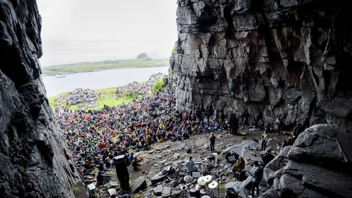Trænafestivalen festival musik unik dalam gua di Norwegia. (x.com/YUTA_SMZ)
