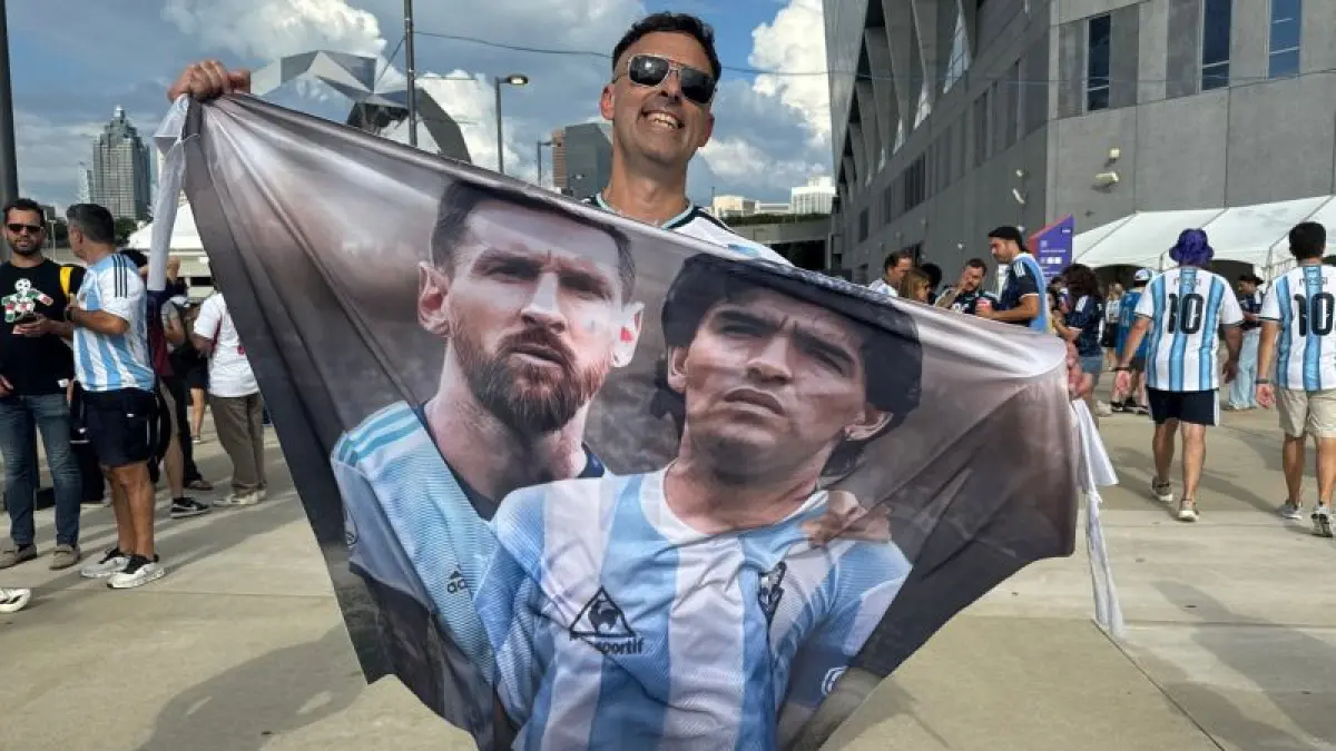 Suporter tim nasional Argentina merayakan kelolosan negaranya ke final Piala Dunia 2026 dengan membentangkan foto dua pesepak bola besar negara mereka, Diego Maradona dan Lionel Messi, di Stadion Atlanta, Amerika Serikat, Rabu (15/7/2026). Argentina ke partai puncak setelah menumbangkan Inggris dengan skor 2-1. ANTARA/Michael Siahaan.