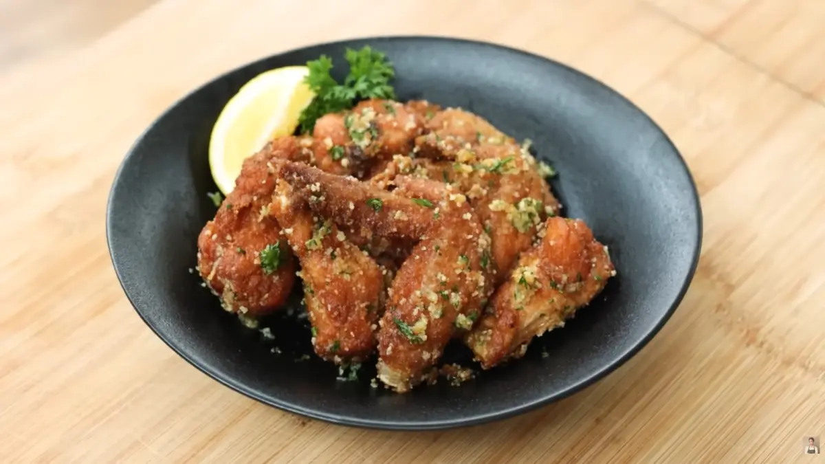Ayam goreng garlic parmesan ala Korea Selatan. (youtube.com/@devinahermawan)