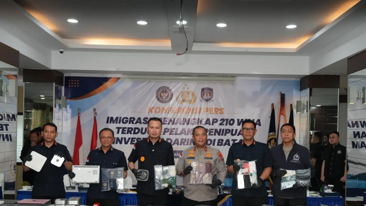 Dirjen Imigrasi, Hendarsam Marantoko bersama Kapolda Kepri menunjukkan barang bukti pengungkapan dugaan sindikat online scam yang melibatkan ratusan WNA di Batam, Jumat (8/5). F.Direktorat Jenderal Imigrasi