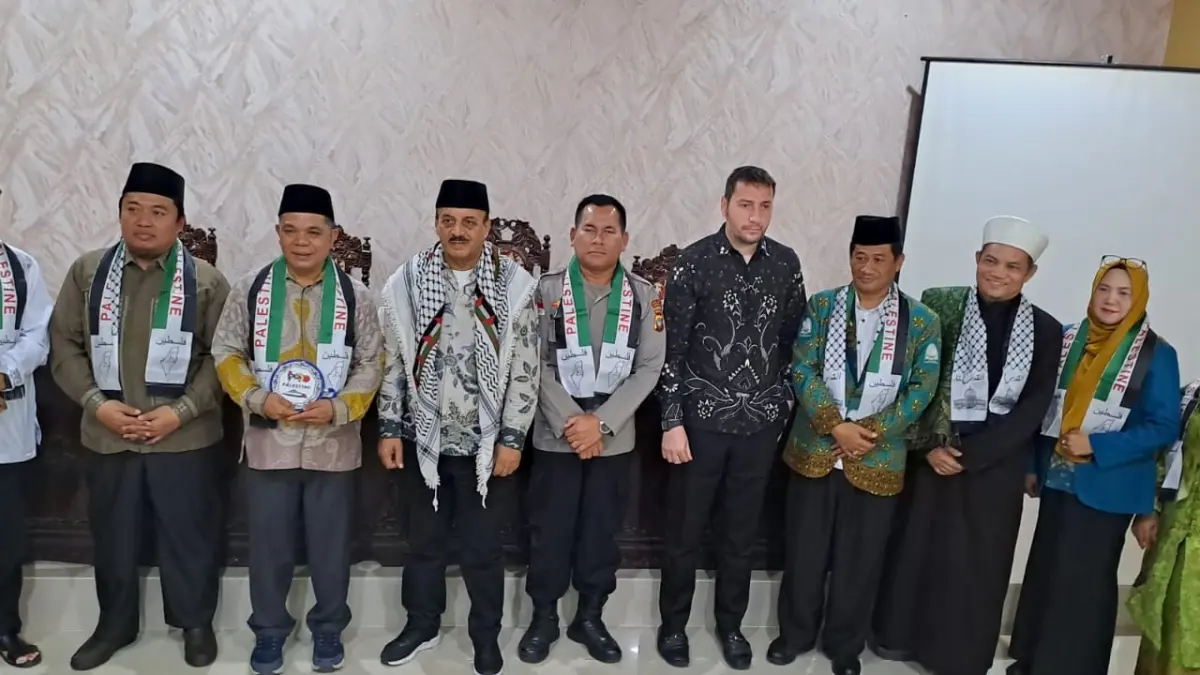 Duta Besar Palestina untuk Republik Indonesia, H.E. Mr. Abdal Fatah A.K. Al-Sattar, bersama Kepala Kantor Kementerian Agama Kota Batam, H. Budi Dermawan, saat kunjungan silaturahmi di Kantor Kemenag Kota Batam, Jumat (17/7).