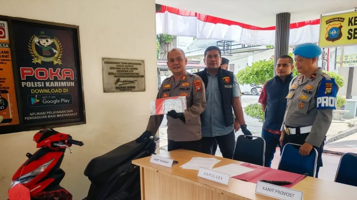 Kapolsek Tanjungbalai Karimun  AKP Bakri menunjukkan barang bukti sepeda motor yang disita dari tersangka Curanmor.