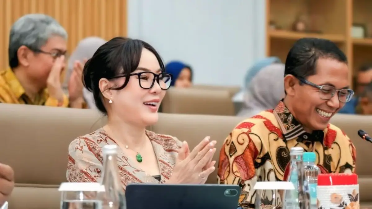 Kepala BP Batam Amsakar Achmad (kanan) dan Wakil Kepala BP Batam Li Claudia Chandra (kiri) saat melakukan pemaparan di Komisi VI DPR RI di Jakarta (16/7/20/6). (ANTARA/HO-BP Batam)