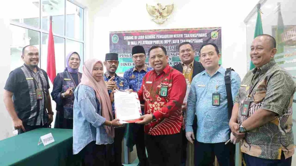 Ketua PN Tanjungpinang Ali Sobirin menyerahkan dokumen kependudukan kepada warga di MPP Tanjungpinang. F. Disdukcapil Tanjungpinang