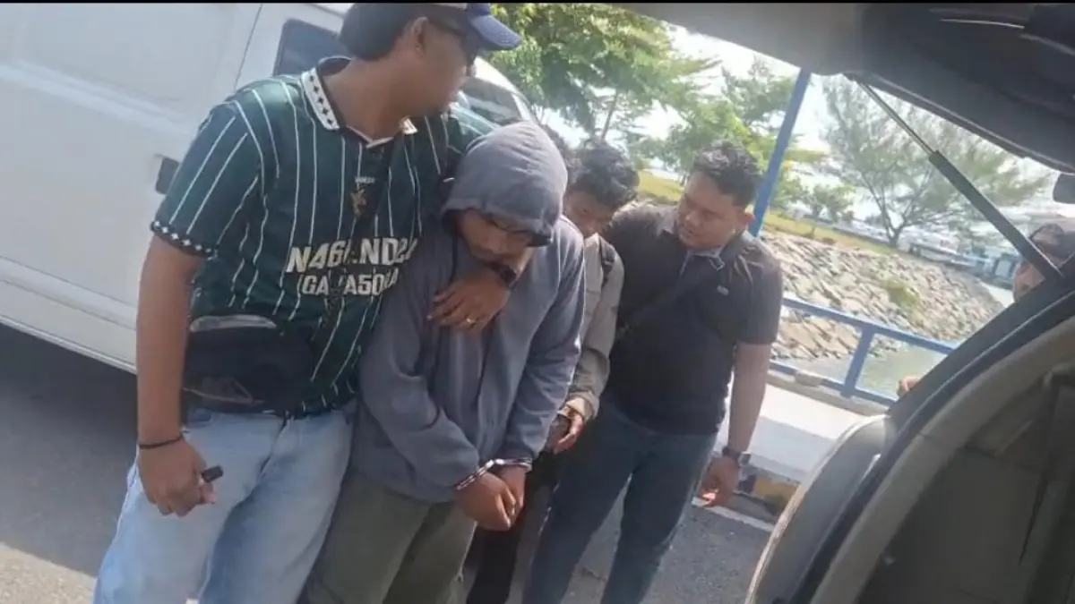 Polisi mengamankan kedua pelaku curat di Jalan Nusantara Kilometer (Km) 20, Kelurahan Gunung Lengkuas, Kecamatan Bintan Timur, Bintan. F.Polsek Bintan Timur untuk Batam Pos