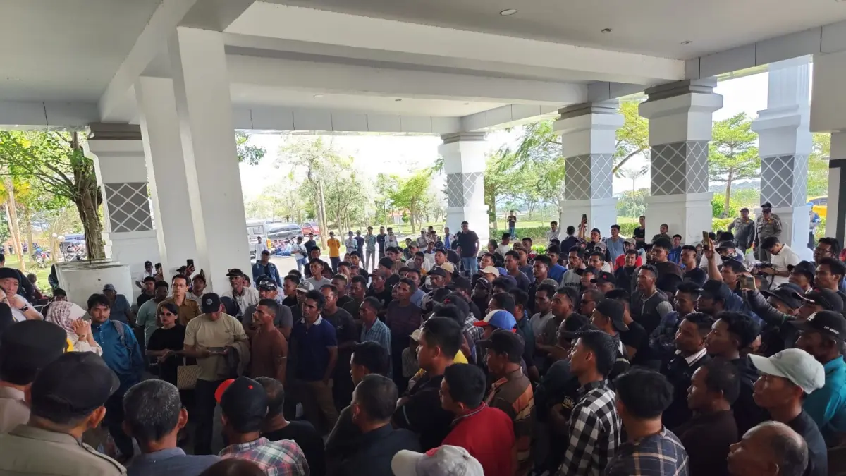 Ratusan warga Pulau Numbing, Kabupaten Bintan berunjuk rasa di depan gedung DPRD Kepri, Rabu (16/7/2026). F Mohamad Ismail/Batam Pos