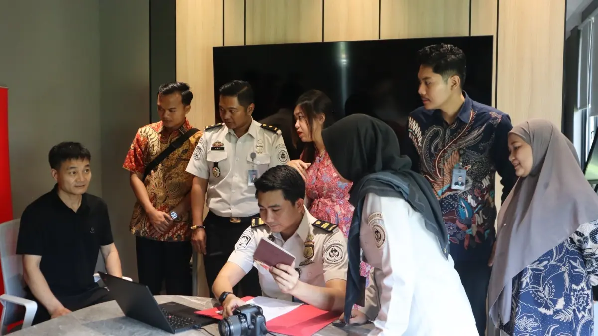 Imigrasi Batam memberi layanan jemput paspor lewat program Reach Out Izin Tinggal dan Coaching Clinic yang digelar di Kawasan Industri Tunas Prima, Nongsa, Kamis (16/7/2026) lalu. F ist untuk Batam Pos
