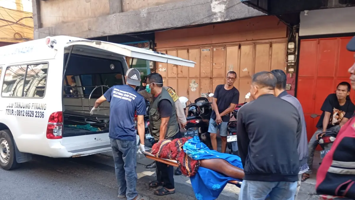 Jasad korban saat dilakukan evakuasi untuk dibawa ke Rumah Sakit terdekat, Jumat (17/7). F. Polsek Tanjungpinang Barat untuk Batam Pos