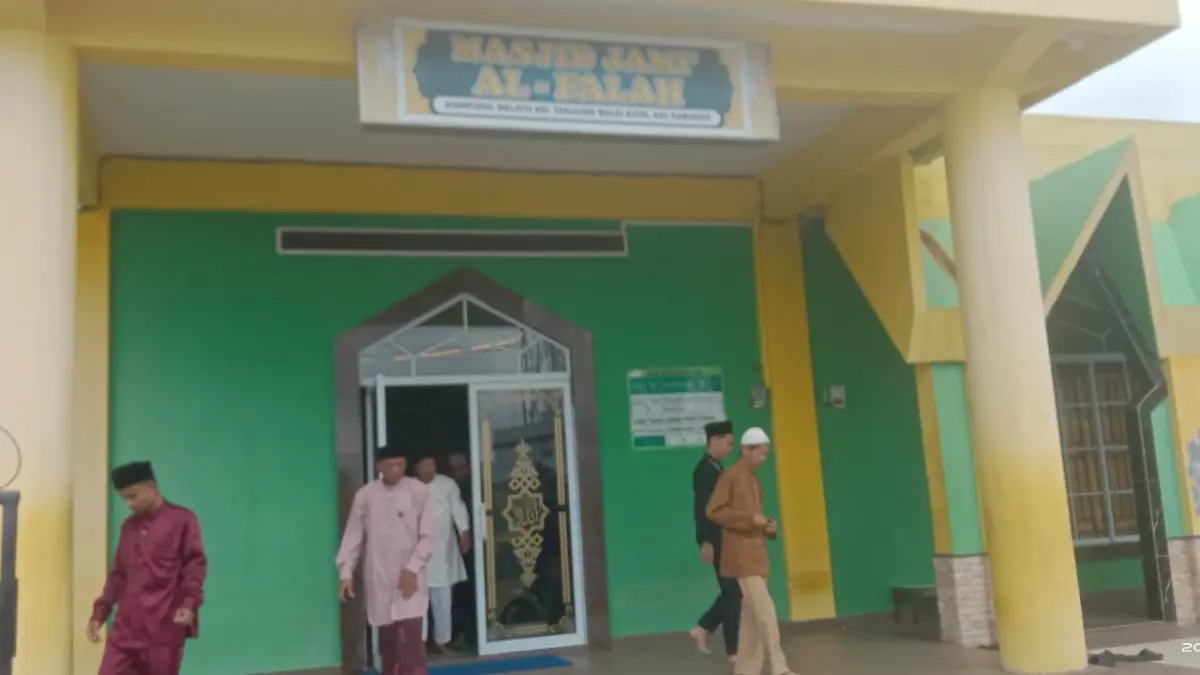 Jemaah masjid terlihat keluar usai menunaikan salat. Masjid ini menjadi salah satu yang terdaftar di database nasional. F Sandi Pramosinto/Batam Pos