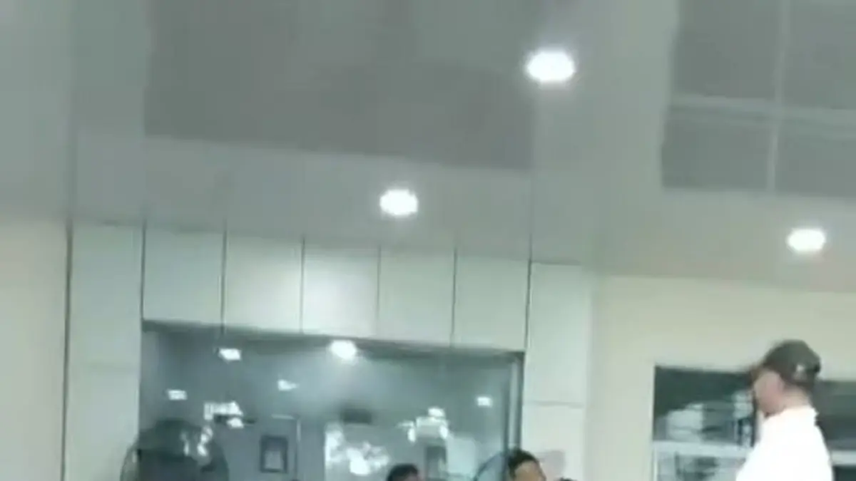 Keributan di Disdukcapil Batam terkait pendataan Penduduk Non-Permanen viral di media sosial. Foto: Tangkapan layar video warga