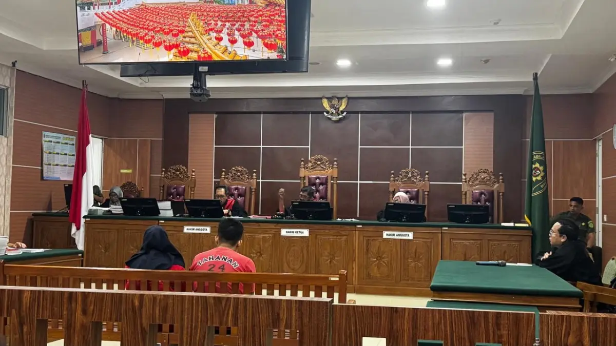 Pasutri Sriyatun dan Edi Kriswanto menjalani persidangan dugaan TPPO PMI ilegal ke Singapura di PN Negeri Batam, kemarin. F Yofi Yuhendri/Batam Pos