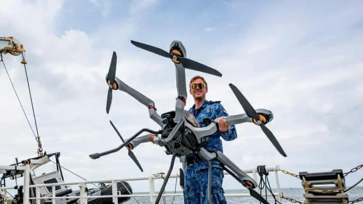 Personel Angkatan Laut Kerajaan Belanda mengoperasikan drone dalam uji coba sistem nirawak di pesisir utara Belanda (The Guardian)