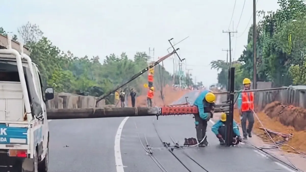 Petugas PLN sedang berupaya menganti tiang yang rusak akibat tumbang ke badan jalan di jalan depan Koperasi Desa Merah Putih (KDMP), Desa Ekang Anculai, Kecamatan Teluk Sebong pada Jumat (17/7/2026). F.Suharacan untuk Batam Pos