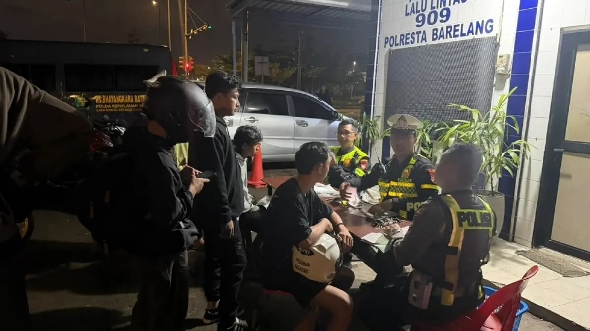 Petugas Satlantas Polresta Barelang melakukan razia terhadap sepeda motor berknalpot brong di Kota Batam. Foto: Istimewa