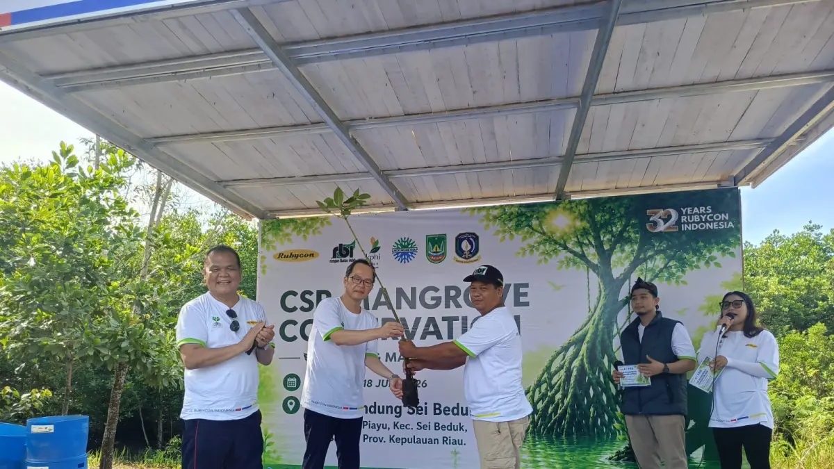 President Director PT Rubycon Indonesia Hiroaki Akahane menyerahkan 2.000 bibit mangrove ke pengelola Shelter Rumpun bakau indah di Tanjungpiayu, Sabtu (18/7/2026). F Eusebius Sara/Batam Pos