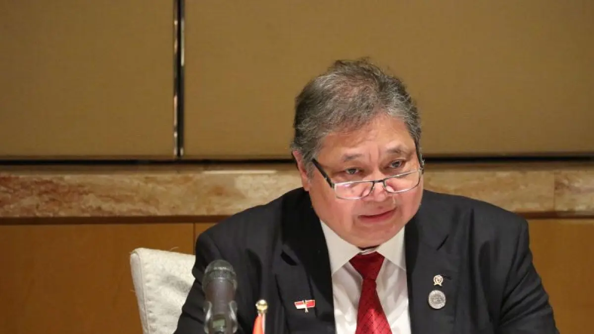 Menteri Koordinator Bidang Perekonomian Airlangga Hartarto dalam konferensi pers bersama Wakil Menteri Komunikasi dan Digital Angga Raka Prabowo dan Duta Besar RI untuk Tiongkok dan Mongolia Djauhari Oratmangun (tidak terlihat) di Shanghai, Jumat (17/7) malam. (ANTARA/Desca Lidya Natalia)

