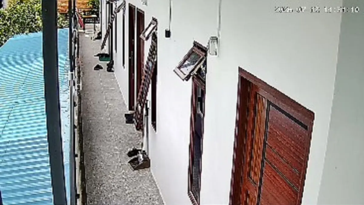 Rekaman CCTV menunjukkan terduga pelaku pencurian berkedok kurir paket di kawasan Tanjung Piayu, mengambil sepatu di teras rumah warga. Foto: Tangkapan layar video warga