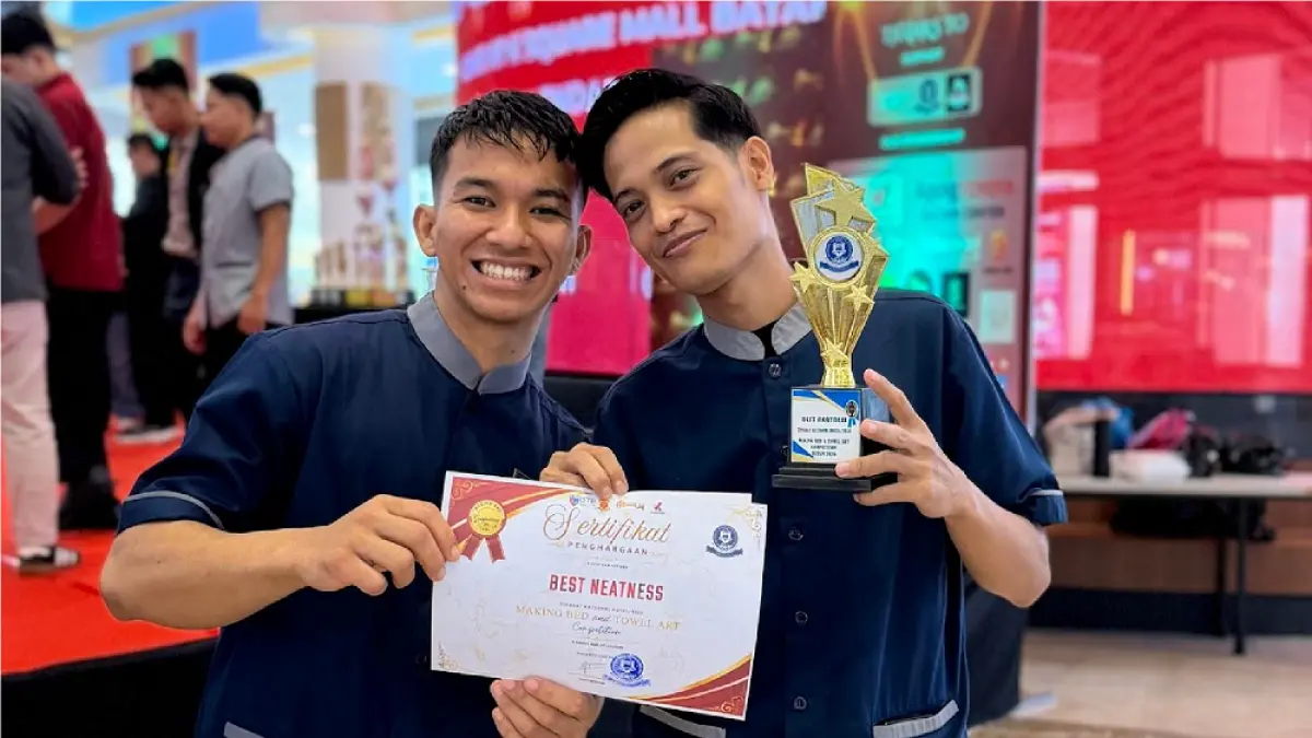 Tim Aston Batam Hotel & Residence menunjukkan trofi penghargaan Best Neatness usai meraih prestasi pada kompetisi hospitality HOSVAL 2.0 di Atrium K-Square Mall, Batam. Foto: Istimewa