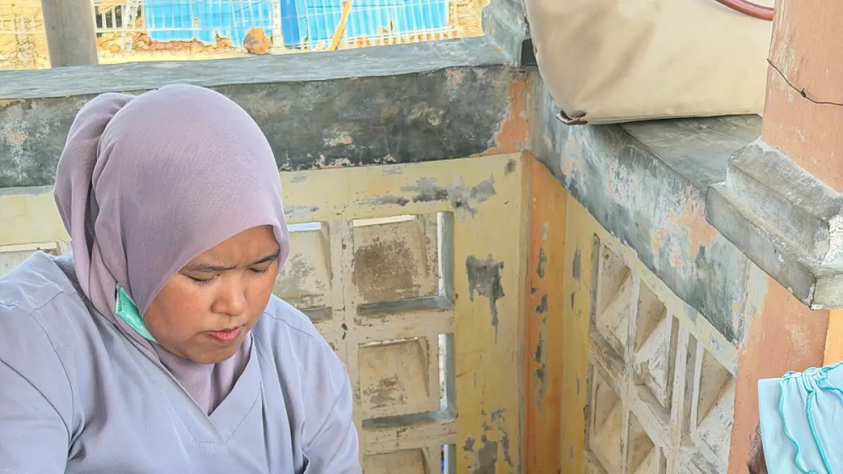 Tim medis bersama pengurus DPW Perempuan Bangsa Kepulauan Riau memberikan pemeriksaan kesehatan dan pengobatan gratis kepada warga Pulau Geranting, Batam, Sabtu (18/7). Foto: Istimewa