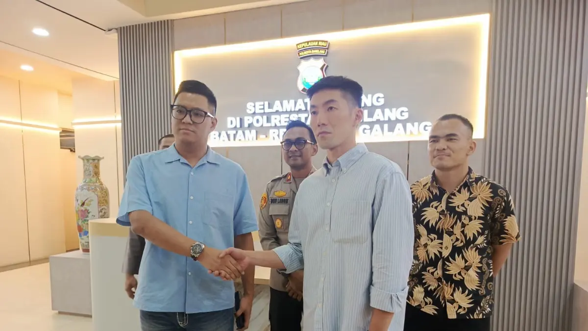Dodi Novanto dan Junico, dua pria yang viral karena berkelahi di pusat perbelanjaan di kawasan Penuin sepakat berdamai disaksikan Kapolresta Barelang Kombes Pol Anggoro Wicaksono dan Kapolsek Lubukbaja, Kompol Deni Langi di Mapolres Barelang, Jumat (17/7/2026) malam. F Cecep Mulyana/Batam Pos