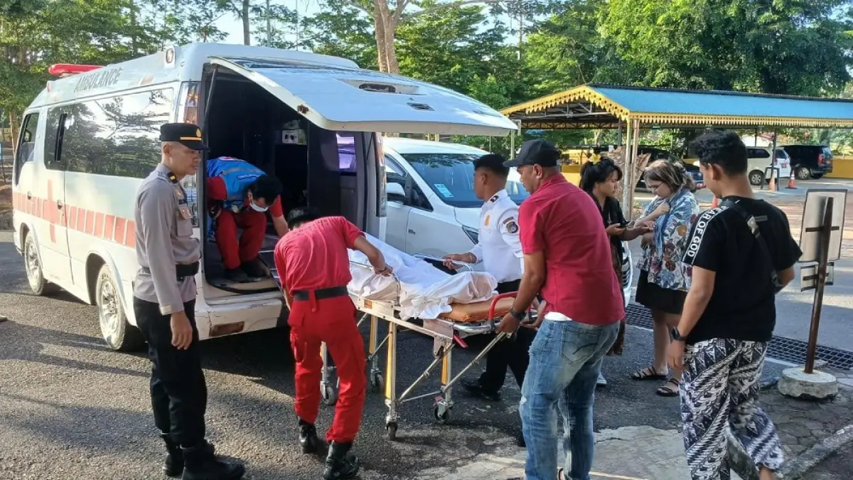 Jenazah korban dievakuasi ke rumah sakit setelah tewas tenggelam di Kawasan Wisata Pantai Lagoi Bay, Bintan pada Sabtu (18/7/2026). F. Kiriman H.P Bako untuk Batam Pos