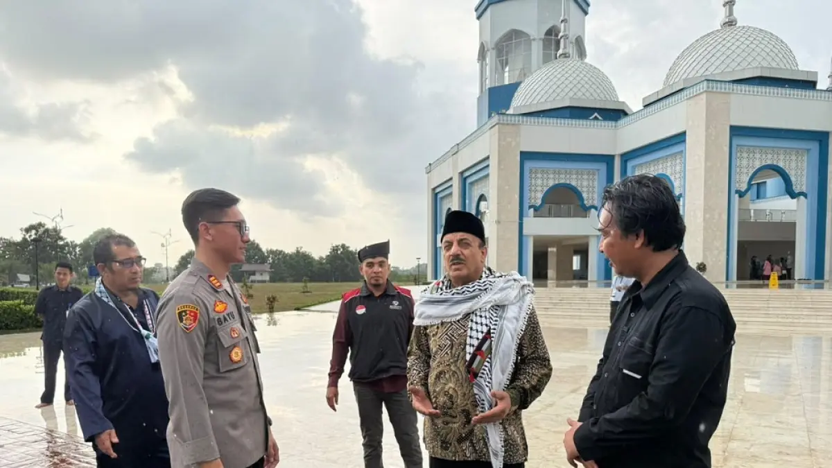 Kapolsek Batuaji, AKP Bayu Rizki Subagyo, mengawal Duta Besar Palestina untuk Indonesia, H.E. Abdalfatah A. K. Al Sattari,  saat mengunjungi Masjid Raya Sultan Mahmud Riayat Syah, Tanjunguncang, Batam. Foto: Dok. Polsek untuk Batam Pos 