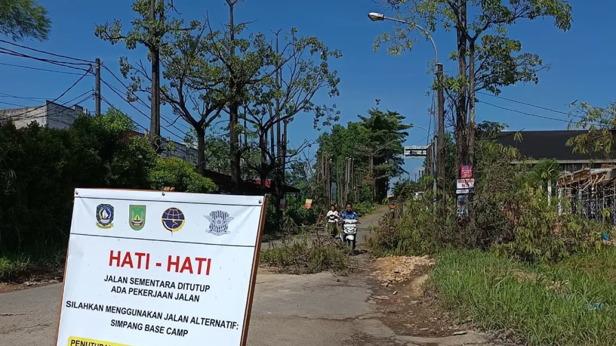 Plang pemberitahuan penutupan sementara akses Jalan Bintang, Kelurahan Tanjung Uncang, Kecamatan Batuaji, dipasang menjelang dimulainya proyek rekonstruksi Jalan Polsek Batuaji-Marina City, Minggu (19/7). F. Jamaluddin/Batam Pos