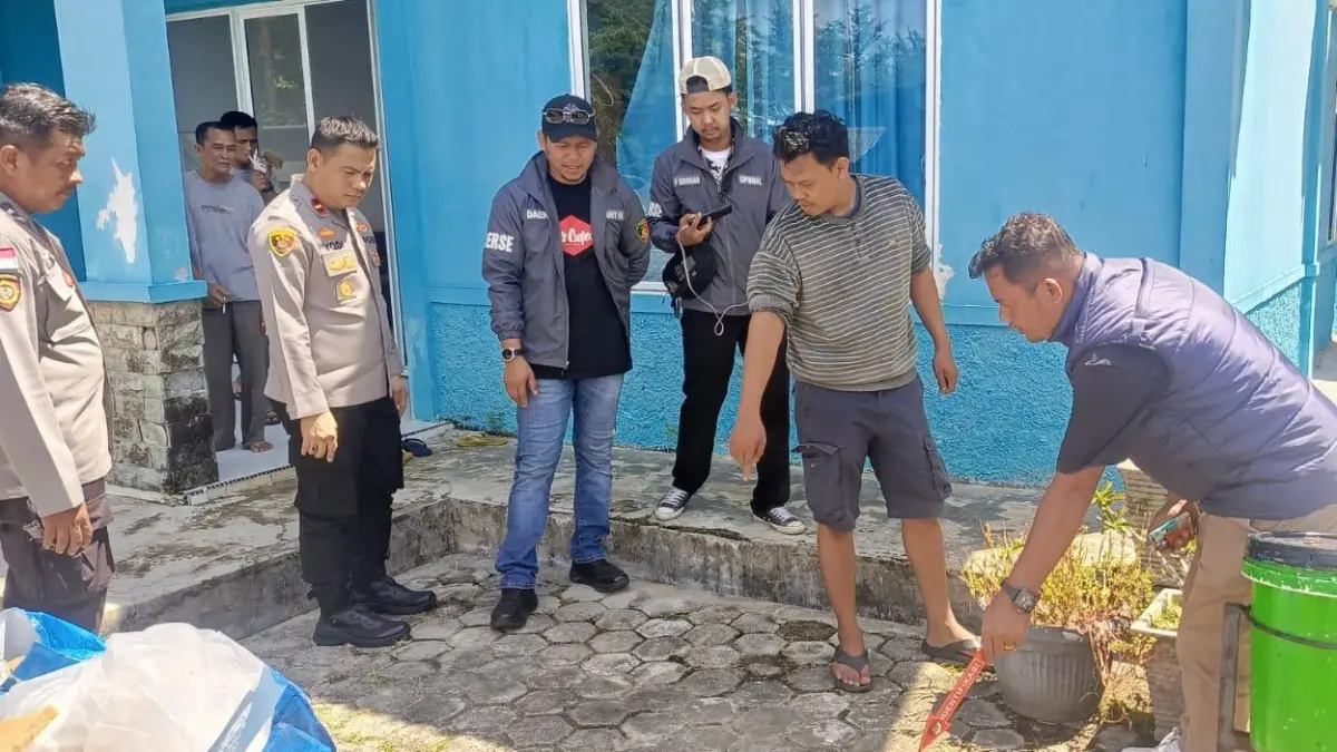 Polisi melakukan olah TKP di depan Kantor BBI di Desa Pengujan, Kelurahan Teluk Bintan. F. Kiriman Yodiahyari untuk Batam Pos