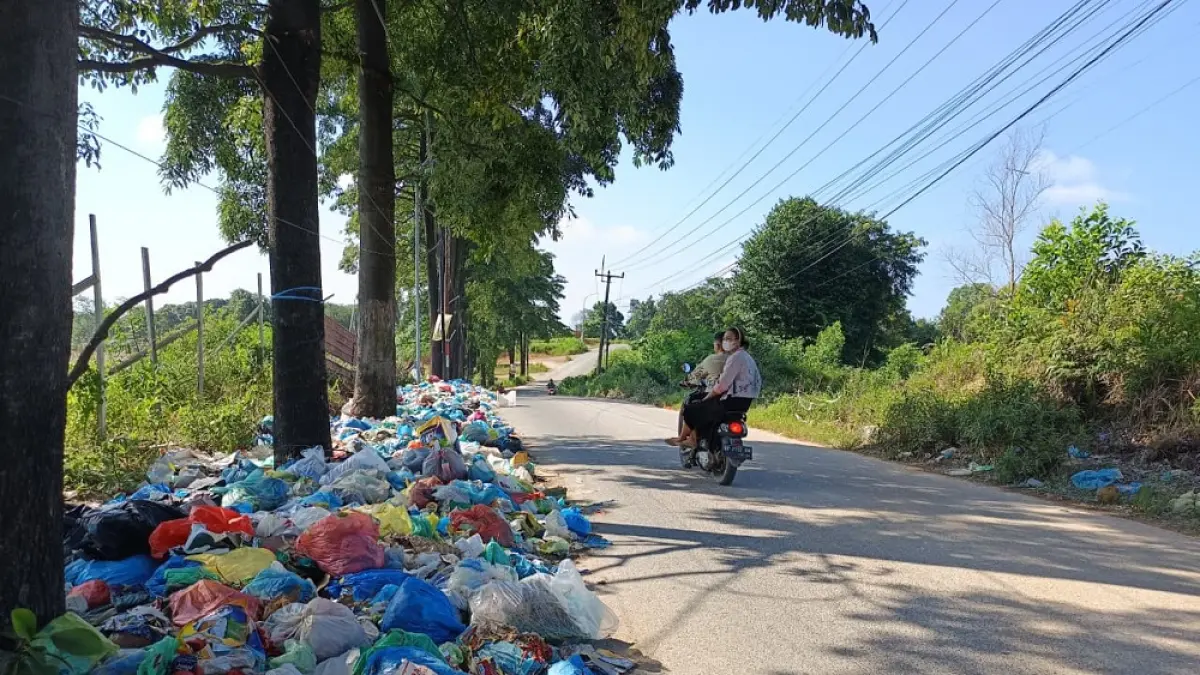 Tumpukan sampah berupa plastik, potongan kayu, dan berbagai jenis limbah berserakan di badan Jalan Brigjen Katamso, Kelurahan Tanjung Uncang, Kecamatan Batu Aji, Batam, Minggu (19/7).  Sedikitnya enam titik pembuangan liar ditemukan di sepanjang ruas jalan tersebut. Foto: Jamaluddin/Batam Pos