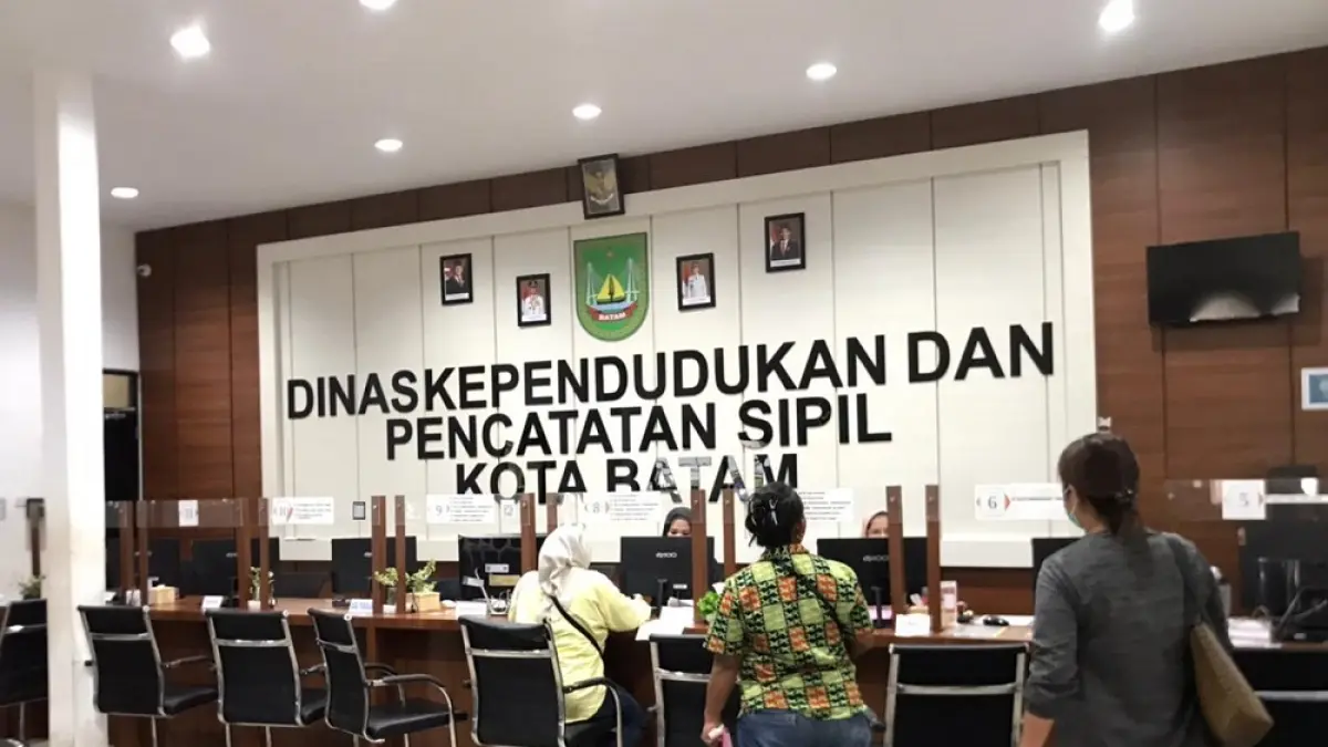 Warga mengurus dokumen administrasi kependudukan di Kantor Dinas Kependudukan dan Pencatatan Sipil (Disdukcapil) Kota Batam. Foto: Muhammad Sya