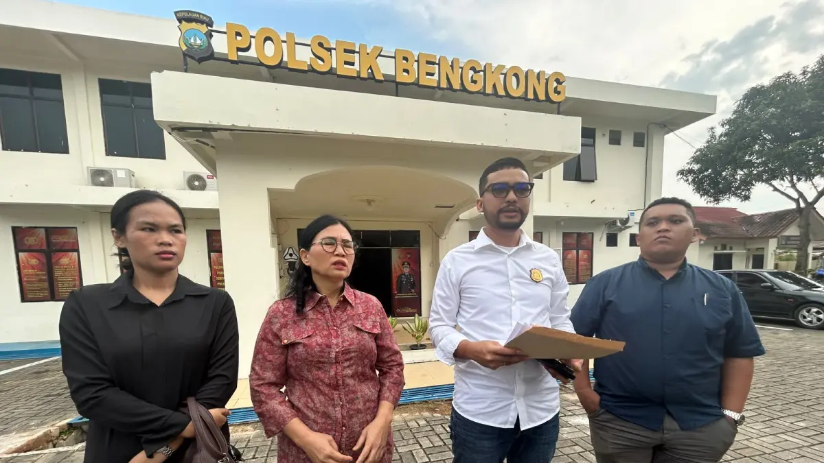 Ibu Yehezkiel, Romaida Nainggolan (kedua dari kiri) didampingi tim kuasa hukumnya, Nanda P Nababan dan Willy Amran Lubis dari kantor hukum NHN & Associate dari Jakarta saat memberi pernyataan di Mapolsek Bengkong, Senin (20/7/2026). F Chahaya Simanjuntak/Batam Pos