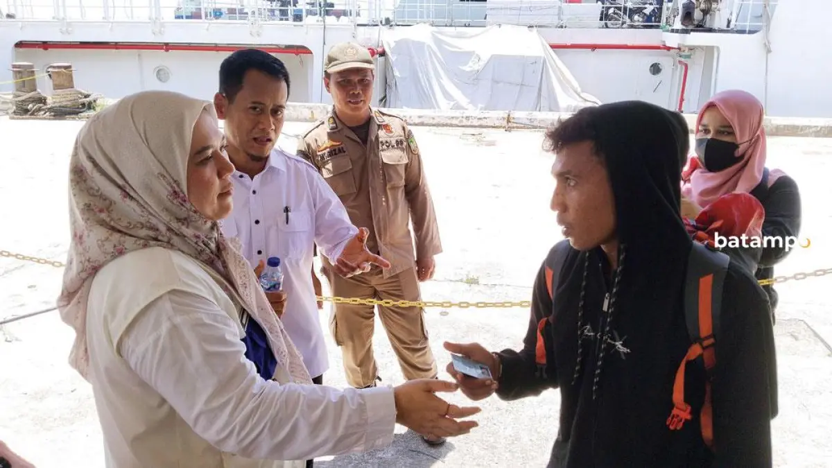 Kepala Disdukcapil Batam, Sri Miranthy Adisthy (kiri) bersama OPD terkait melakukan pendataan dan sosialisasi administrasi kependudukan (adminduk) kepada pendatang yang baru tiba di Pelabuhan Pelni Bintang 99 Persada, Batuampar, belum lama ini. Pendatang yang masuk ke Batam kini hanya dapat memperoleh KTP non-permanen yang berlaku setahun. Setelah itu, dievaluasi apakah layak mendapatkan KTP permanen atau tidak. Foto: Istimewa untuk Batam Pos