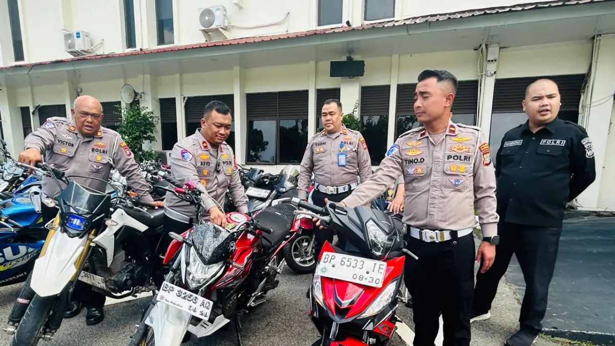 Kasatlantas Polresta Barelang Kompol Afiditya Arief Wibowo (kedua dari kiri) didampingi Wakasatlantas AKP Victor Hutahaean (kiri) dan tim Humas dalam gelar pers pengungkapan aksi balap liar dan penggunaan knalpot yang tidak sesuai spesifikasi teknis (brong) di Mapolresta Barelang, Senin (20/7/2026) siang. F Chahaya Simanjuntak/Batam Pos