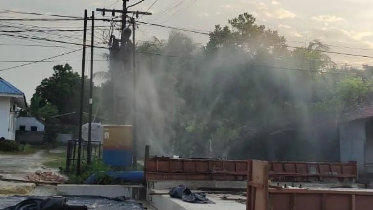 Air menyembur dari pipa distribusi utama milik Perumda Tirta Mulia Karimun yang mengalami kebocoran di Kecamatan Meral, sehingga mengganggu pasokan air bersih ke sejumlah wilayah.