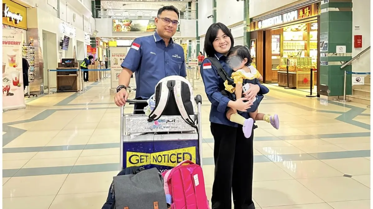 Dua pegawai KJRI Johor Bahru, Malaysia saat memulangkan IN, bayi 1 tahun yang ibunya dipenjara di Malaysia, Minggu (19/7/2026). F KJRI JB untuk Batam Pos